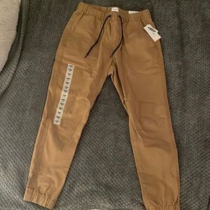 NEVER WORN, TAGS STILL ON, Old Navy built in flex khaki jogger, mens medium
